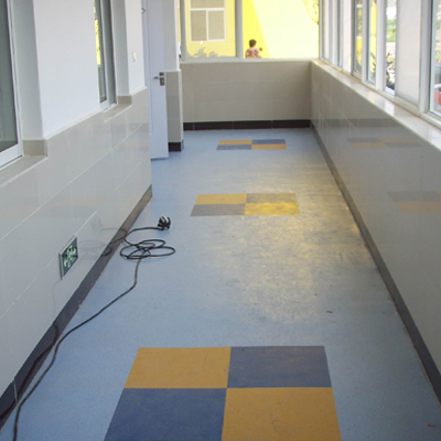 在铺装塑胶运动地板前要注意哪些问题？